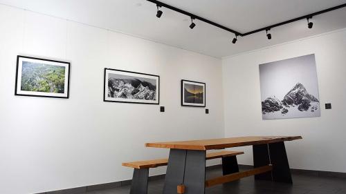 Il local d’exposiziun da Mayk Wendt a Scuol.