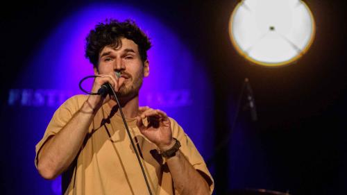 Der Songwriter James Gruntz aus Bern eröffnete das Festival da Jazz. 