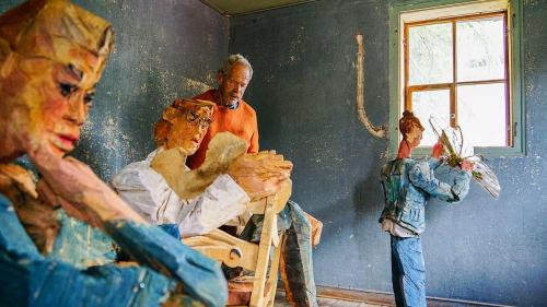 Peter Leisinger und seine Holzfiguren im Chateau Papillon des Arts in St. Moritz. Foto: Jon Duschletta