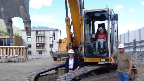 Sonja Bannwart, Enkel Manuel und Sohn Ivan (von links) beim Drei-Generationen- Spatenstich. Foto: FH Architektur, Bever