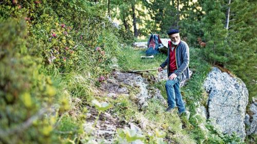 Wegforscher Tumasch Planta unterwegs am Scalettapass. 