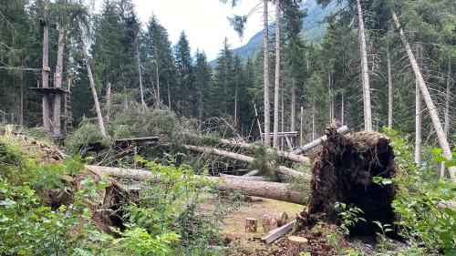 Pacas secundas cun ferms vents han bastü per donnagiar plüssas rulottas da giasts dal Camping Sur En e bundant la mità da las plattafuormas dal Parc da suas Engiadina (fotografia: Nicolo Bass).