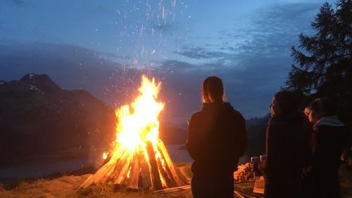 Höhenfeuer auf Plaz oberhalb von Sils Baselgia. Foto: Marie-Claire Jur