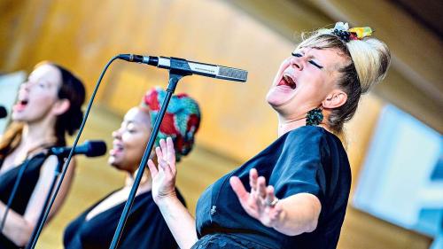 Die Schweizer Soul-Queen Nicole Bernegger und ihre beiden Backgroundsängerinnen Nza Smith und Steffi Klär (von links nach rechts) während des Konzerts im St. Moritzer Kulm Country Club. Foto: fotoswiss.com/Giancarlo Cattaneo