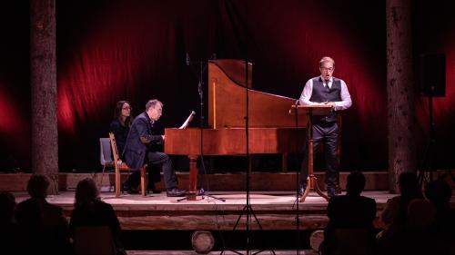 Jan Schultsz am Hammerflügel und Tenor Daniel Behle interpretieren Beethoven-Lieder auf der Konzertbühne in der St. Moritzer Reithalle. Foto: Engadin Festival/Quim Vilar