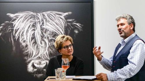 Tierfotograf Claudio Gotsch im Gespräch mit Gallaristin Bettina Plattner: «Stundenlanges Ansitzen in Erwartung des richtigen Moments ist sehr meditativ und lässt mich Kraft tanken.» Foto: Jon Duschletta