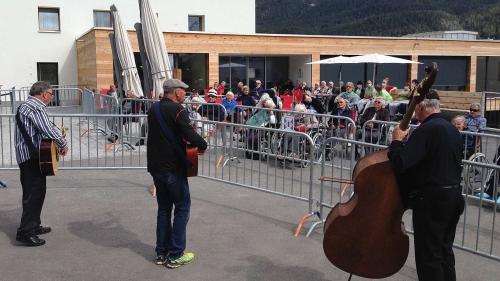 Gruppas da chant e da musica han procurà per trategnimaint pels abitants da la Dmura Chasa Puntota dürant il lockdown (fotografia: Flurin Andry).