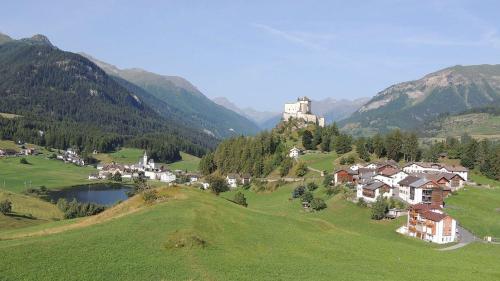 Las fracziuns Fontana e Sparsels davent dal Mot da la crusch (fotografia: Benedict Stecher).