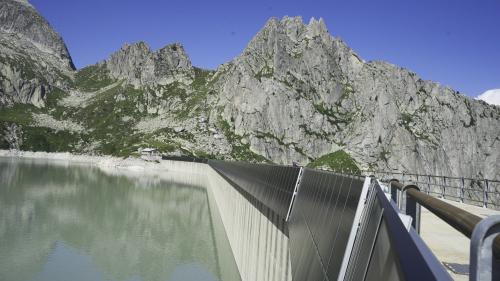 Solarpaneele auf der nach Süden ausgerichteten Wasserseite der Staumauer Albigna.