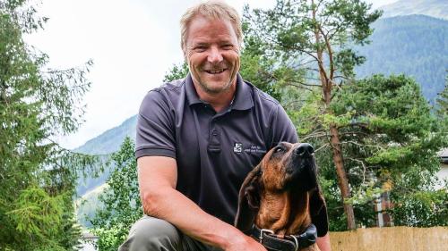 Wildhüter Guolf Denoth, Chef des Jagdbezirks Unterengadin-Val Müstair, mit seiner «Zora», einem Hannoverschen Schweisshund (Foto: Jon Duschletta).