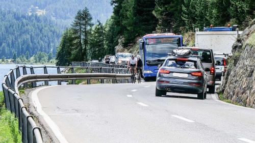 Der starke Individualverkehr auf dem engen und kurvenreichen Strassenabschnitt entlang des Silvaplanersees führt immer wieder zu heiklen und damit gefährlichen Situationen. Foto: Jon Duschletta