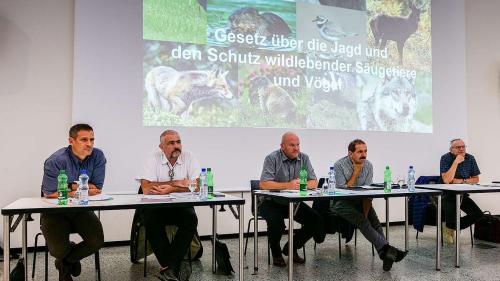 Discussiun al podium cun Adrian Arquint (da schnestra), Robert Brunold, Martin Renner, Duri Campell ed il moderatur Norbert Waser. (fotografia: Jon Duschletta)