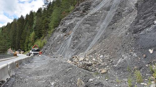 Dürant ils prossem mais vain realisà il proget da fabrica e da sgürezza da la «Bouda blaua» dadour Scuol per raduond 0,5 milliuns francs. (fotografia: Nicolo Bass)