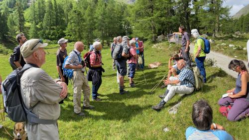 Wildhüter Thomas Wehrli zeigt Aufnahmen von Fischottern, die mittels Fotofallen entstanden sind. 	Foto: David Jenny