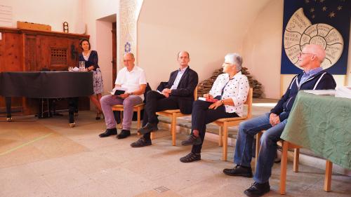 Die vier Podiumsteilnehmer in der Offenen Kirche Sils (von links): Oscar Eckhardt, Vincenzo Todisco, Silva Semadeni und Daniel Manzoni. Ganz links im Bild Moderatorin Mirella Carbone. Foto: Marie-Claire Jur