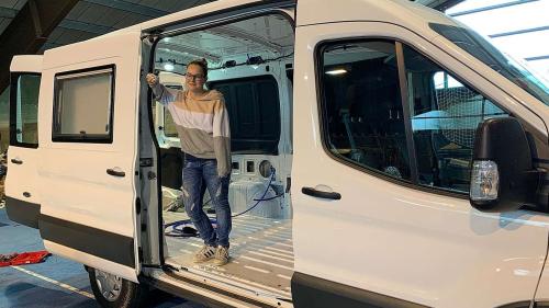 Ariana Duschèn realisescha seis sömmi dal agen «Campervan». Il proget da amo blera lavur, ma quai tilla fa plaschair ed ella s’allegra da pudair ir in viadi l’on chi vain.