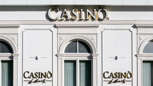 Auch nach der kantonalen Gesetzesanpassung bleibt der Betrieb von eigentlichen Glücksspielautomaten einzig den konzessionierten Kasinos vorbehalten, beispielsweise dem Casinò St. Moritz. Foto: Jon Duschletta