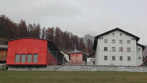 La sala polivalenta (a schnestra) dess esser in avegnir ün center da cultura per Tschlin, percunter das-cha la chasa da scoula gnir vendüda (fotografia: mad).