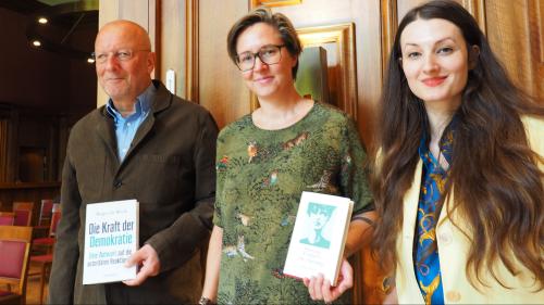 Das Abschluss-Trio an den 16. Silser Kunst- und Literaturtagen (von rechts): Simone Lappert, Larissa Bieler und Roger de Weck.