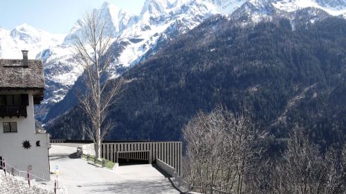 Eingangsbereich in das gedeckte Parkuntergeschoss. Visualisierung: Architekturbüro Ruinelli & Associati