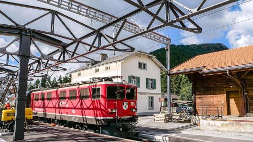 Bahnhistorisches Ensemble in Bever: Im Hintergrund das altehrwürdige Bahnhofsgebäude und im Vordergrund die Tragkonstruktion des restaurierten Perrondach welches in Bever ein zweites Leben erhält. Foto: Jon Duschletta