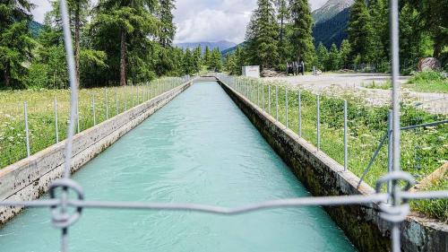 Auslaufbecken der EKW-Wasserfassung bei S-chanf. Foto: Jon Duschletta