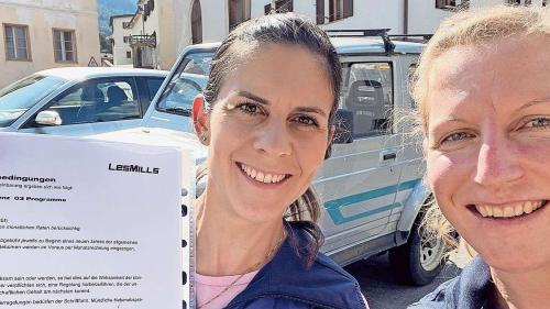 Marianne Florinett (a schnestra) e Constanze Conradin culla licenza da la chadaina da fitness «Les Mills».	fotografia: mad