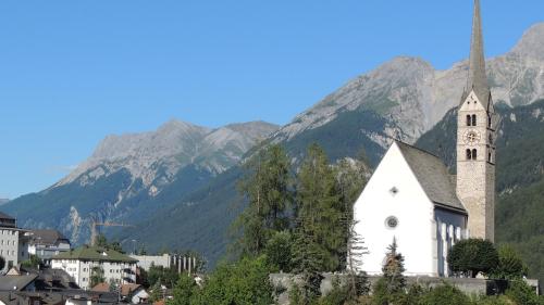 Peter Langenegger da Scuol organisescha regularmaing visitas occularas illa baselgia San Geer da Scuol (fotografia: Benedict Stecher).