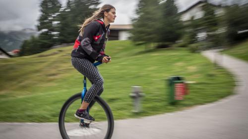 Mirjam Lips dreht auch gerne mal in Celerina ein paar Runden auf dem Einrad.	Foto: Daniel Zaugg