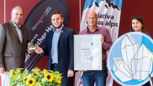 Gian Peter Niggli und Jon Pult (von links) bei der Übergabe. Rechts Michael Flückiger, Leiter Kommunikation Alpeninitiative, Alessia Trezzini, Kampagnen und Social Media Alpeninitiative. 