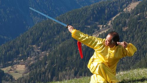 Duos muongs dal Shaolin ed ün maister da Tai Chi instruischan daspö ün per eivnas i’l Center da Bainesser a Tschlin (fotografia: Center da Bainesser).