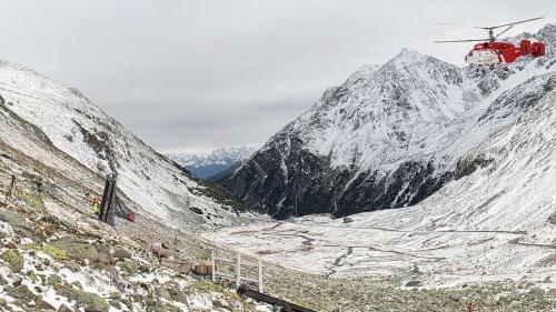 Bis zu 3,2 Tonnen schwere Betonsteine rollen am Flüelapass den Hang hinunter um die Qualität der Steinschlagnetze zu testen (Foto und Video: Mayk Wendt).