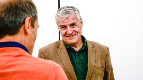 Uni-Professor Bruno Baur im Gespräch mit Hans Lozza (SNP). Foto: Jon Duschletta