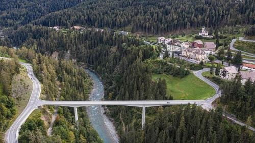 Vor genau zehn Jahren wurde die Brücke zwischen Scuol und Tarasp-Vulpera eingeweiht (Foto und Video: Mayk Wendt