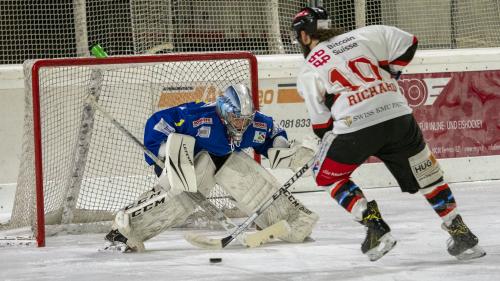 EHC Keeper Lony rettet gegen Richard. Foto: Daniel Zaugg