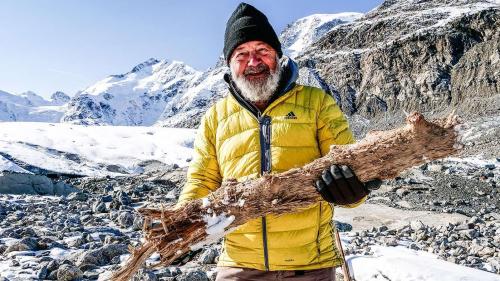 Christian Schlüchter mit einem Bruchstück eines uralten Lärchenbaums am Morteratschgletscher. Foto: Jon Duschletta