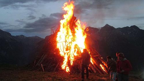 La Società da giuventüna da Sent es fich activa saja quai cul fö dals prüms avuost (fotografia: Flurin Horber).