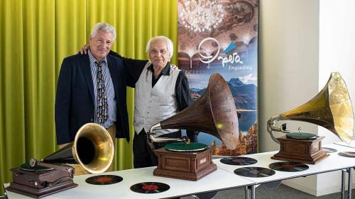 Claudio Danuser (links) und Luciano Pituello mit drei historischen Grammophonen im Rondo (Foto: Mayk Wendt).