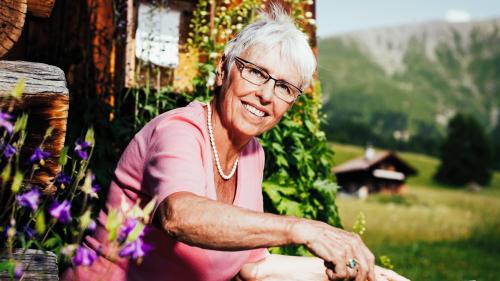 L’artista Iris Riatsch preschainta a Basilea fuormaziuns da crappa dal Piz Arina, disegnadas cun charbun e craida (fotografias: SRF/Ueli Christoffel).