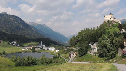 Il chastè, il parc ed il lai da Tarasp as preschaintan in ün fich bun stadi (fotografia: Benedict Stecher).