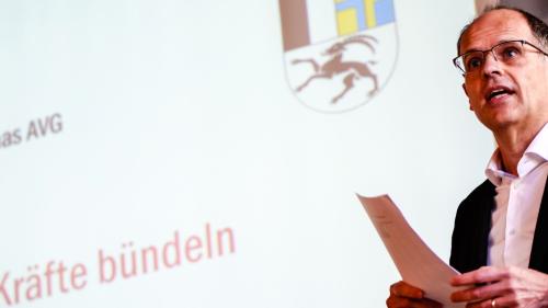 Giovanni Jochum stellt die Idee des neuen Gemeindeverbandes vor. Foto: Jon Duschletta