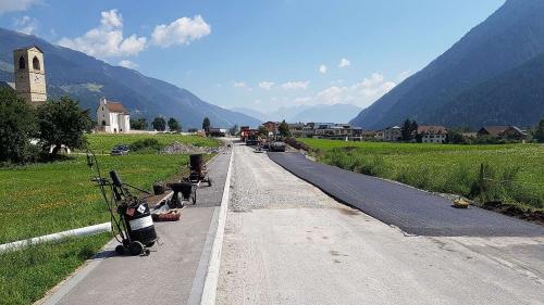 Ingon s’haja catramà la Via Prövis chi maina suot il cumün da Müstair oura, la vetta d’asfalt fina survain il sviamaint quist on chi vain (fotografia: UCB).