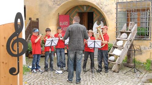 Arrandschamaints sco’l cumün da Guarda chi resuna dal 2011 motiveschan als scolars da musica d’exercitar a chasa lur instrumaint (fotografia archiv: Nicolo Bass).