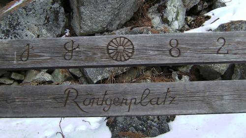 Der Röntgenplatz mit Bänken und einer Gedenktafel befindet sich oberhalb von Pontresina am Wandereweg Richtung Alp Languard. 		Foto: Katharina von Salis