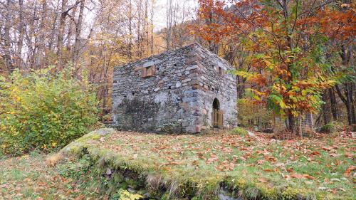 Die Hausruine nach ihrer Restaurierung. Über den zwei gemauerten Geschossen muss man sich noch ein weiteres Geschoss aus Holz und mit einem Dach vorstellen.