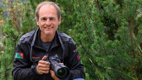 Hans Lozza es daspö ons ün fotograf paschiunà (fotografia: mad).