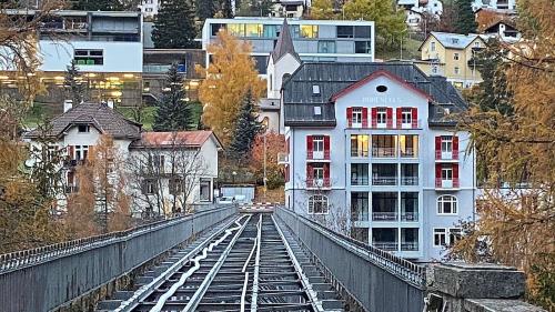 Per definir l’avegnir da la Punt da Gurlaina prevezza il cumün da Scuol üna radunanza cumünala speciala (fotografia: Nicolo Bass).