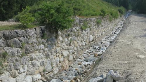 Il chanal da Schais sur la fracziun da Sta. Maria as preschainta in ün nosch stadi (fotografia: Cumün da Val Müstair).