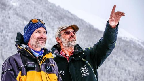 Lorenzo Buzzetti (links) und Gino Paganini von der Samedner Lawinenkommission begutachten vom Flugplatz aus die Südflanke des Piz Padella nach erfolgter Lawinensprengung. Foto: Jon Duschletta