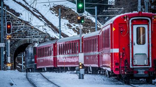 Üna sesantina da deputadas e deputats han suottascrit l’incumbenza a man da la Regenza a reguard üna colliaziun da tren da l’Engiadina i’l Vnuost (fotografia: Daniel Zaugg).